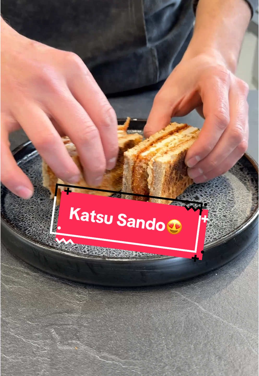 Katsu Sando.😍 So kannst du dein selbstgemachtes Toastbrot richtig lecker kombinieren.😮‍💨 Zum Rezept geht es hier.👇🏼 💬Herzlich willkommen zu „Perfect Match“ #2☺️ Zutaten: •2 Hähnchenbrüste •300 g Mehl •3 Eier •200 g Panko (japanisches Paniermehl) •Sojasauce •Öl zum Frittieren Für die Tonkatsu-Sauce: •120 g Ketchup •30 g Austernsauce •50 g Worcestershire-Sauce •20 g Zucker Zubereitung: 1️⃣Hähnchen vorbereiten: Die Hähnchenbrüste leicht plattieren, sodass sie gleichmäßig dick sind. Nach Belieben mit Salz würzen. 2️⃣Panieren: Vier Schalen vorbereiten: eine mit Mehl, eine mit verquirlten Eiern, eine mit Sojasauce und eine mit Panko. Die Hähnchenbrüste zuerst in der Sojasauce wenden, dann im Mehl, anschließend durch die Eier ziehen und schließlich mit Panko bedecken, bis sie rundum gut paniert sind. 3️⃣Frittieren: Öl in einem Topf oder einer Pfanne auf etwa 170–180 °C erhitzen. Die panierten Hähnchenbrüste goldbraun und knusprig ausbacken (ca. 3–4 Minuten pro Seite). Anschließend auf Küchenpapier abtropfen lassen. 4️⃣Tonkatsu-Sauce: Ketchup, Austernsauce, Worcestershire-Sauce und Zucker in einen Topf geben und unter Rühren aufkochen lassen. Nun zwei Scheiben Toastbrot toasten, die Soße darauf verteilen, Coleslaw ergänzen, das knusprige Hähnchen darauf legen und mit dem Deckel krönen. Wer möchte darf noch für die perfekte Optik die Seiten entfernen, halbieren und genießen.😍 Habt ihr Fragen? Haut raus.👇🏼