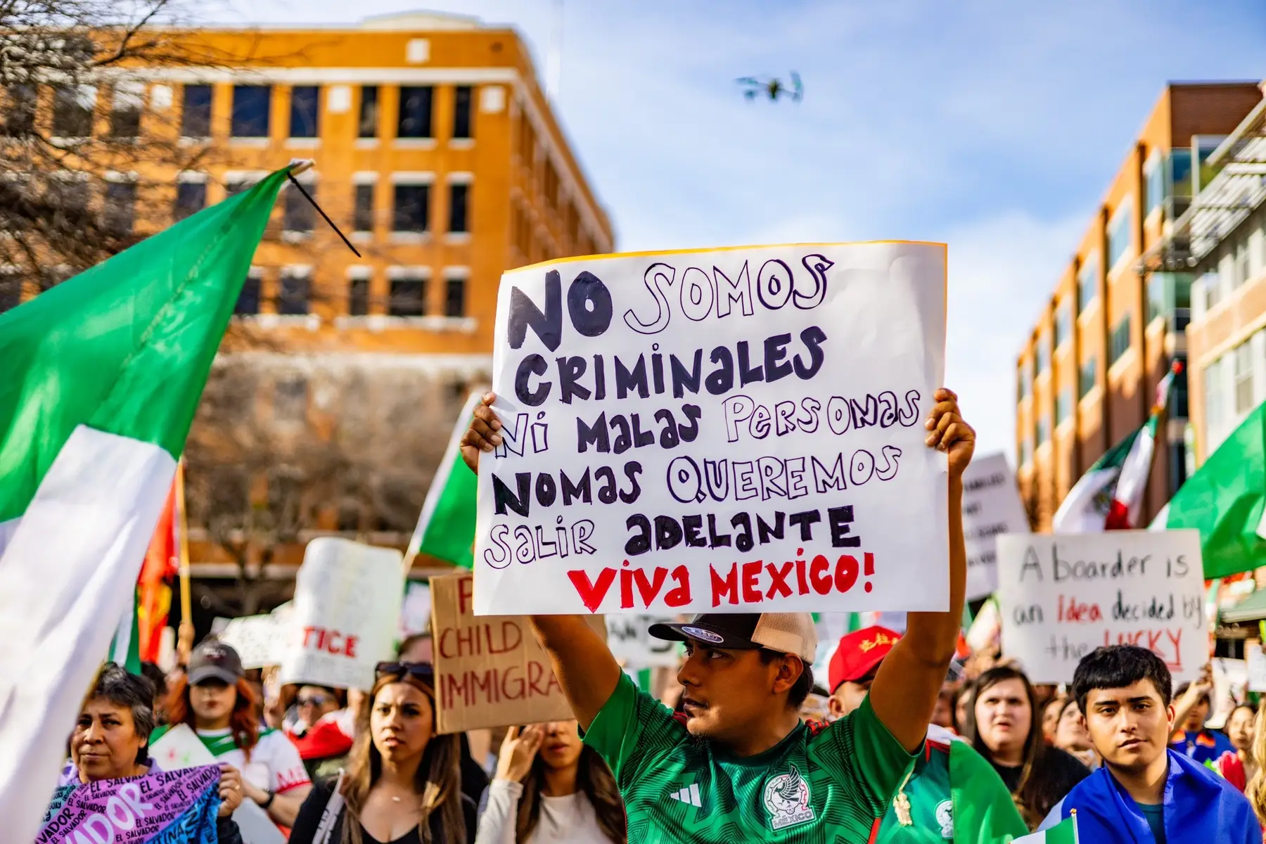 📸 02-02-25 | Protest In Dallas For Immigrant Rights | Protesta En Dallas Por Los Derechos De Los Inmigrantes (2/3) ❤️‍🔥❤️‍🔥 @jossey  #Dallas #Unidos #VivaMexico #VivaLaRaza #VivaLatinos #Immigrant #FDT #ElPuebloUnidoJamasSeraVencido 