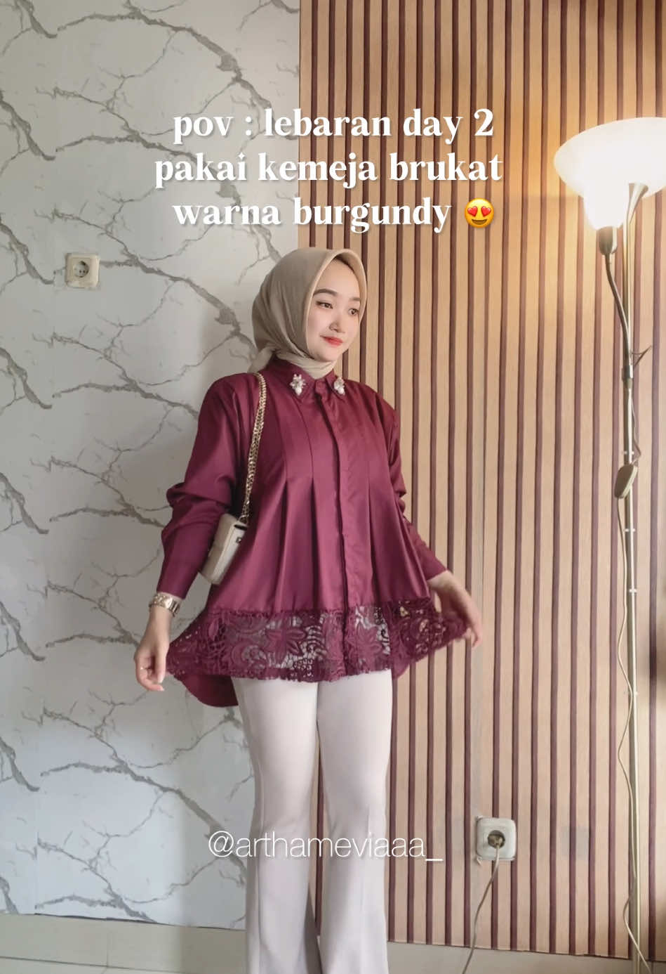 rekomendasi outfit lebaran day 2, pakai kemeja brukat warna burgundy , simple & cantik warna nya 😍 elegant buat halal bihalal 😍 #fyp #fitcheck #fashionhijab #ootdhijab #kemejawanita #kemejabrukat #outfitlebaran 