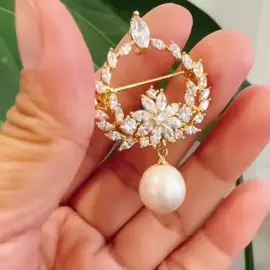 Dạ, trâm cài áo, ngọc trai 12 ly cùng với các viên đá nhơn tạo khéo léo được phối hiệp rất hài hoà, để cài áo, làm duyên. #đammêmỹnghệ #minhphannguyen6 #mỹnghệ #mỹthuật #viralvideo #cẩnốcxàcừ #ốcxàcừ #pearl #trâm #thankyou   