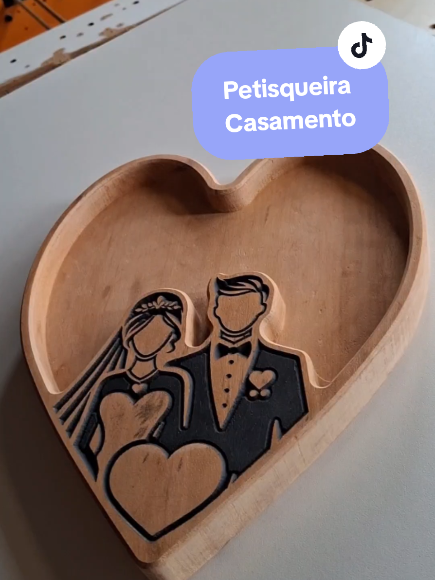 Romance está no ar ❤️ Petisqueira Casamento feita em madeira na router CNC. #cnc #carpenter #woodworking #cncmachining #cncmachine 