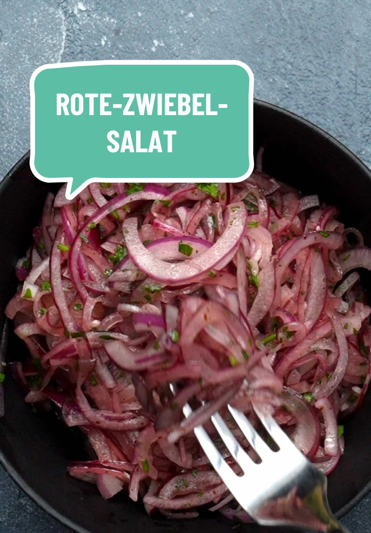 Ihr habt euch für 2025 auch gute Vorsätze gemacht? Wir helfen euch dabei, sie einzuhalten mit unserem leichten Salat-Rezept. 🧅😋  🛒 Du brauchst: 👉 300 g Rote Zwiebeln, 1 TL Meersalz, 3 EL Olivenöl, 30 ml Zitronensaft, 1 TL Sumach, 2 EL Petersilie, 1 EL Granatapfelsirup (optional)  #EinfachTasty #EinfachTastyRezept #ZwiebelSalat #LowCarb #SchnelleRezepte #RoteZwiebeln