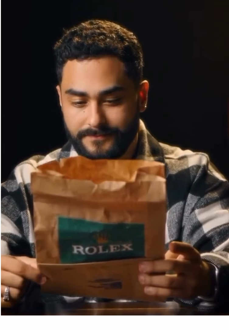 Você compraria um Rolex entregue dentro de um saco de iFood? ⏳🤯 A forma como um produto é apresentado influencia diretamente na percepção de valor. Se até um Rolex pode parecer 