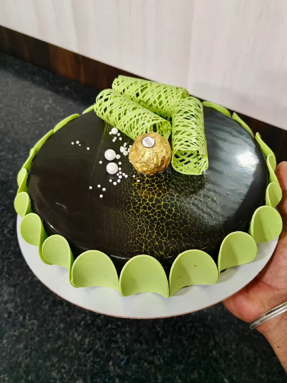 Delicious chocolate mirror glaze cake#yummyfood #cake #viral_video #cakedecorating #cakedesign #chocolate #tik_tok @foodtiktok @Food internacional @mundo de tartas  🎂 @pasteles creativos @mundo pasteleria @decoration cake 