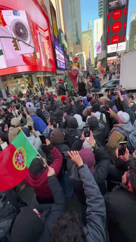 3 2 1 Siuuu Ronaldo's birthday celebration in the middle of Times Square #cristianoronaldo #ronaldo #cristiano #nyc #Soccer #newyork #futbol #football #soccer #portugal #portuguese