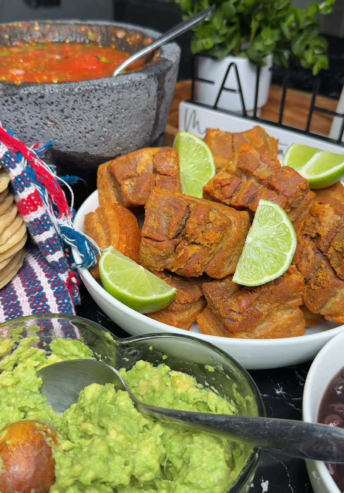 Mi esposo es el mejor preparando chicharrones 🐷 #chicharronesdecerdo #chicharronesencasa #viral #fypシ #sigueme #viralrecipe #comidachapina #comidarica 