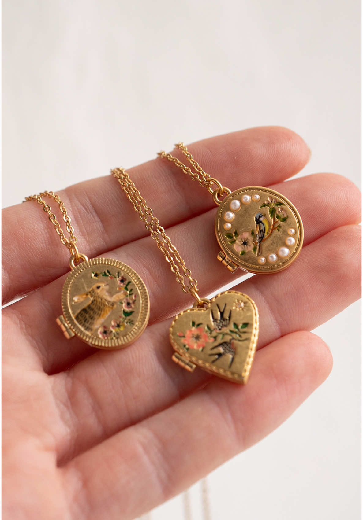 Tiny treasures to hold precious mementos. What would you keep in yours? #locket #necklaces 
