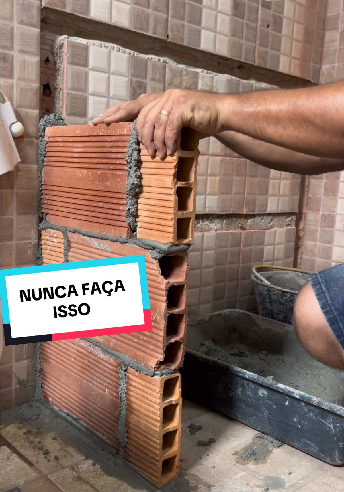 nunca faça isso 😲 IDEIA DE DOIDO.. gabinete barato com tijolo 