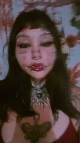 Ya llevo casi 2 años con la lengua bífida!! Estoy muy feliz con ella, aunque estoy pensando en bifurcarla un poco más en un futuro, pero no es seguro.  Como sea, es de mis bodmods favoritas sin duda alguna 🙂‍↕️ #splittongue #piercinglove #bodymodification #fyp #fypp 