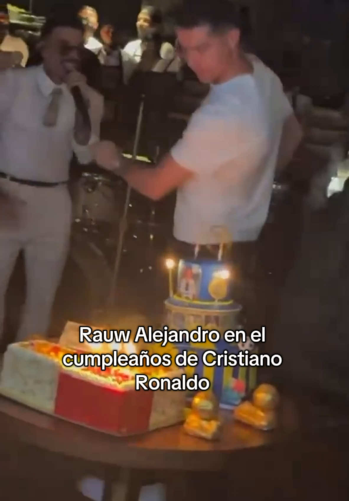 UN LUJO 💣🎂 @rauwalejandro le canta el feliz cumpleaños a #cristianoronaldo mientras él baila 🎊 #tumusicahoy #tmh #tiktokmehizover #musicosentiktok #rauwalejandro 