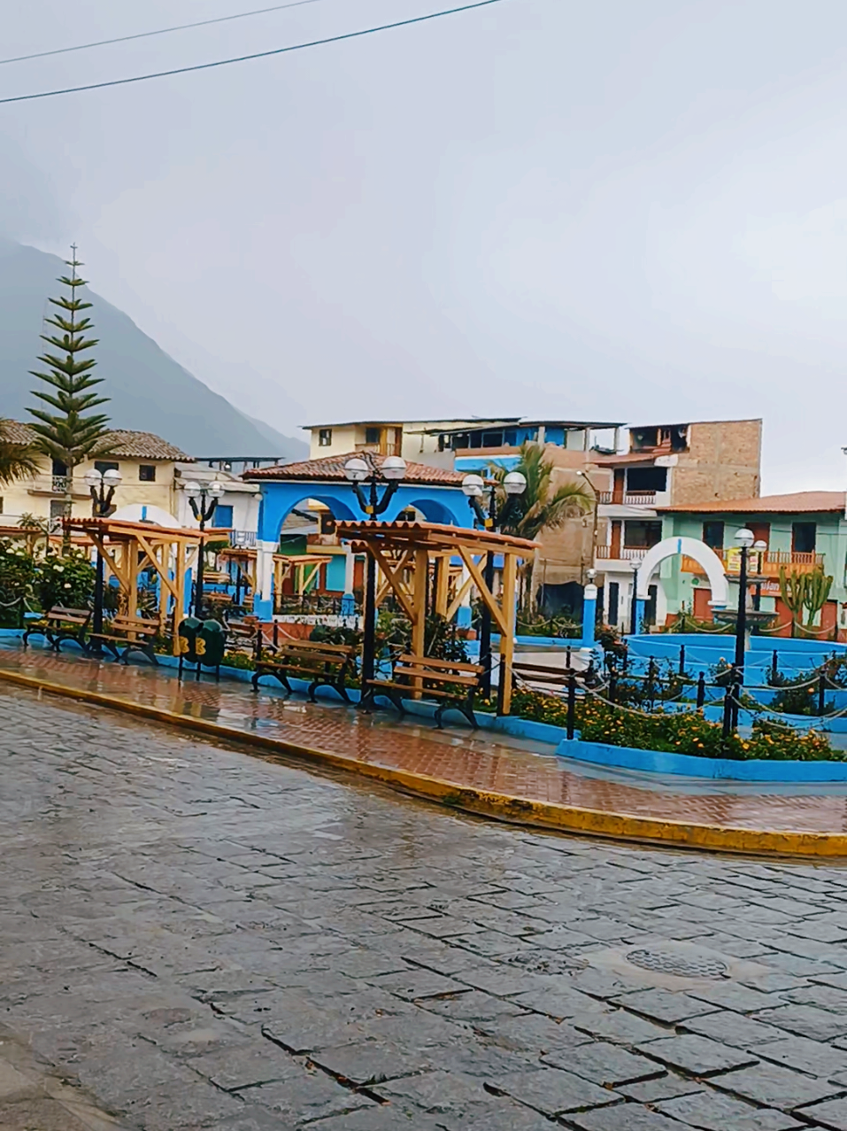 🟢🟡 #Turismo | 🌧️La Plaza de Armas de Cabana bajo la lluvia es un verdadero regalo de Dios. ⛲️🥰 🙋🏻‍♂️Cada rincón brilla con la frescura del agua, cada paso suena diferente, como una bendición que llega del cielo. La belleza de este lugar se hace aún más especial cuando la lluvia lo acaricia. 🌧️✨  #CabanaBajoLaLluvia #MomentoMágico #RinconesDeEncanto #lluvia #cabana  #viral_video  #turismo  #lluviasfuertes  #musica  #recuerdos  #sierra  #primerbeso  #paisaje  #naturaleza  #naturalezaincreible 