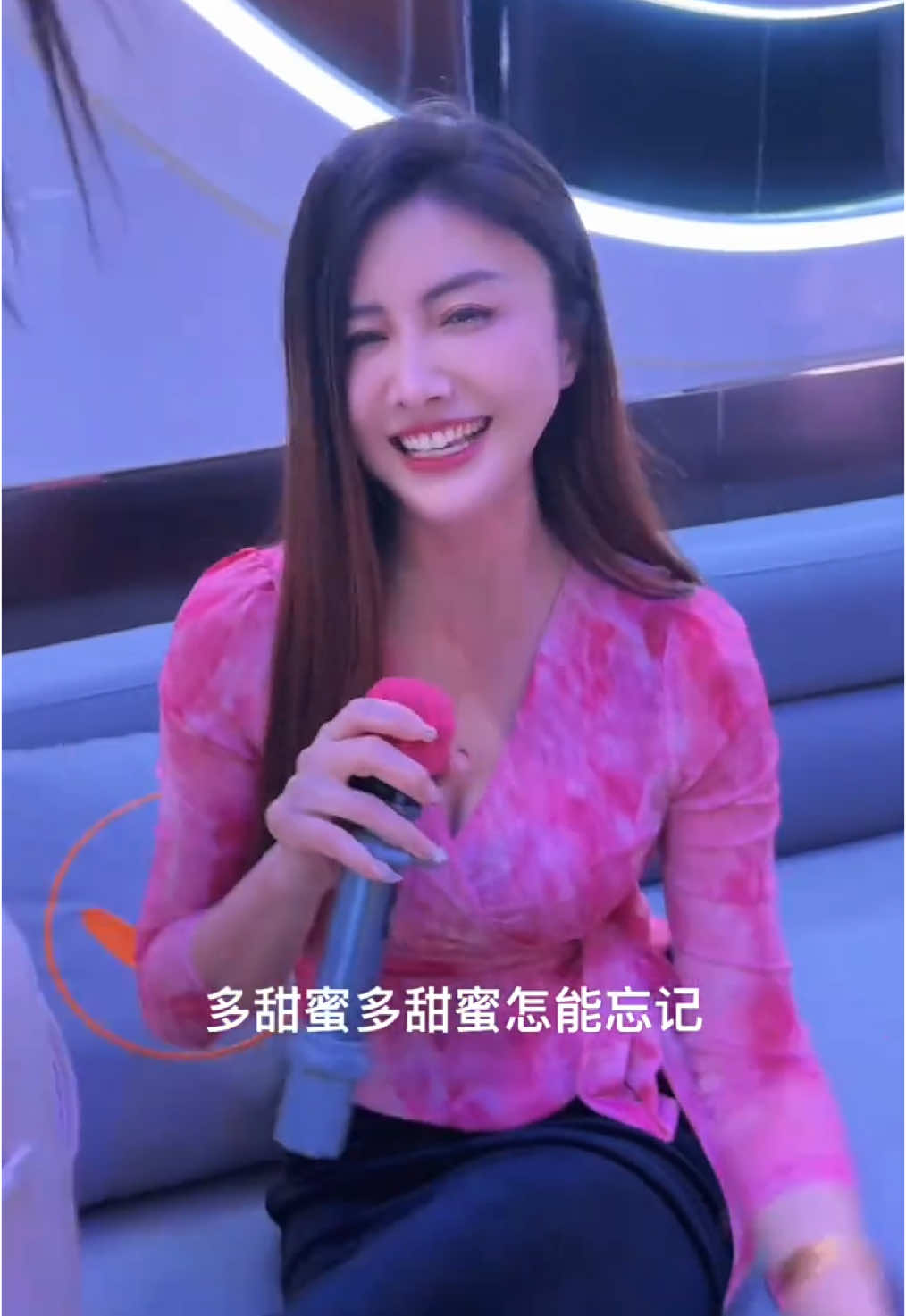 过年去KTV就这么跳 不怕少女十八岁，就怕少妇三十岁……#粉红色的回忆 #ktv正确打开方式 #真人真唱 #唱歌给你听