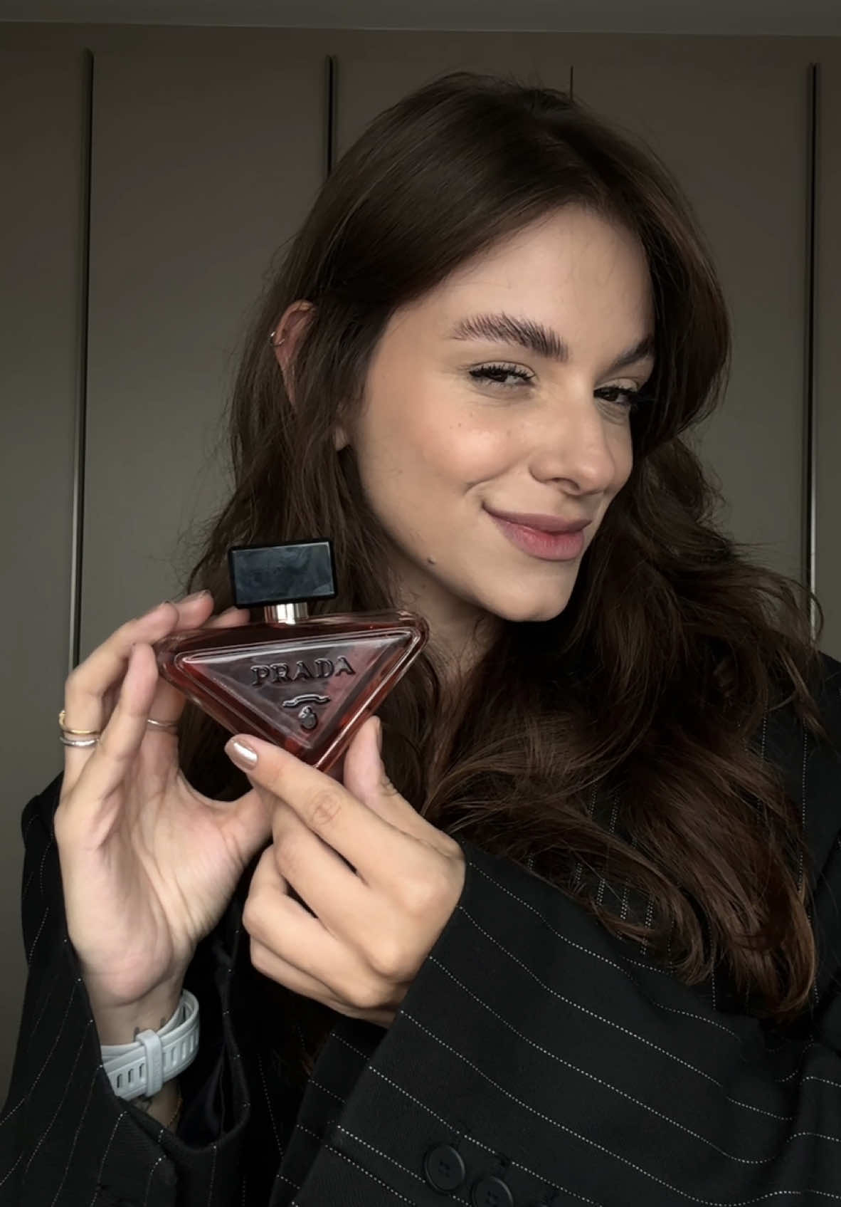 MELHOR PERFUME pra você nunca ser esquecida, amor! ❤️ o novo Prada Paradoxe Intense chegou com tudo pra marcar a vida de quem passa do seu lado. CHIQUÍSSIMO! @pradabeauty #pradaparadoxe anúncio  