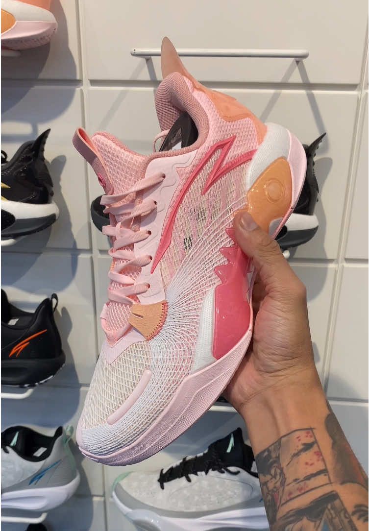 Anta Shockwave 5 team v2 available dito sa robinsons gen tri #anta #antashockwave5 #antashockwaveteam 