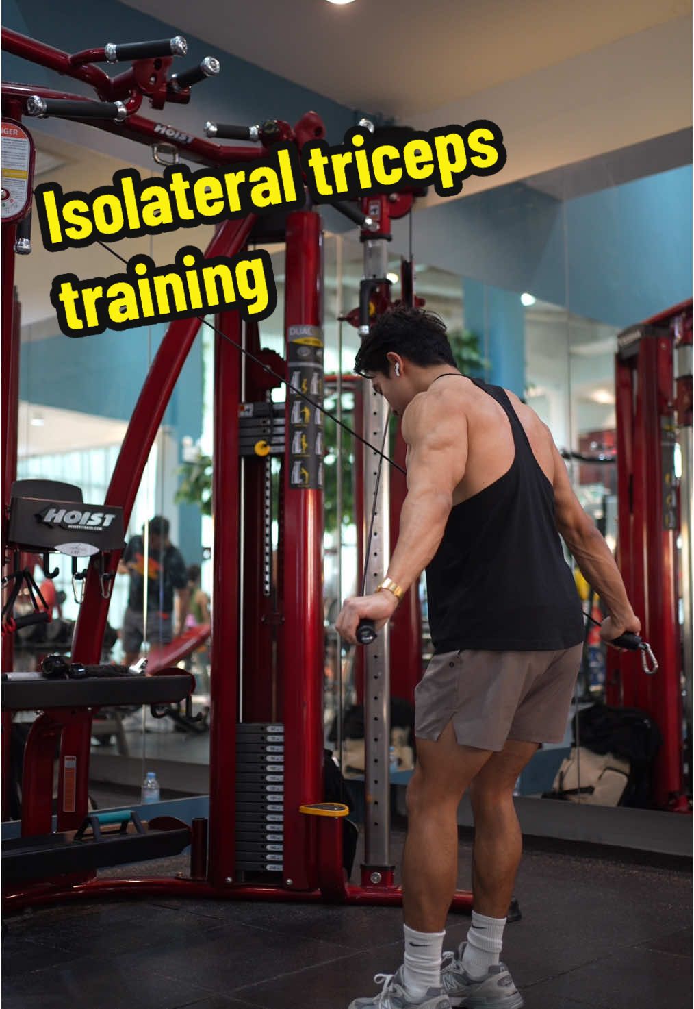 When I get the option to train the triceps isolaterally (that is, each arm is responsible for its own weight), I almost always do so and recommend others to do the same especially considering that many complain about right to left muscle imbalances. So whether it’s dumbbells or cables, try incorporating more isolateral movements in your routine (if it’s stable of course) #fyp #Fitness #gym #bodybuilding 