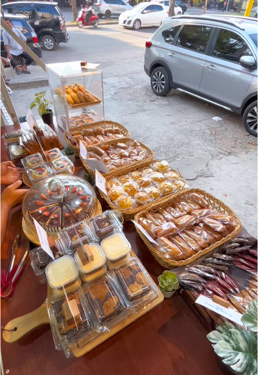 Alhamdulillah, rasanya senang sekali bisa ngelakuin apa yang aku suka—bikin kue setiap hari. Tapi yang lebih bikin hati penuh itu pas lihat teman-teman juga suka🥹 Terima kasih udah jadi bagian dari perjalanan kecil ini. Semoga tiap gigitan bisa nyampein rasa hangat yang aku titipkan ya🤍 • Depan Riyadh Store, Beurawe, Banda Aceh  • 16.30-Sold [Jumat TUTUP] Jangan lupa mampir nanti sore ya! See yaaa☺️👋🏼 #kulinerbandaaceh #bandaaceh #makananbandaaceh #umkm #3pmbake 