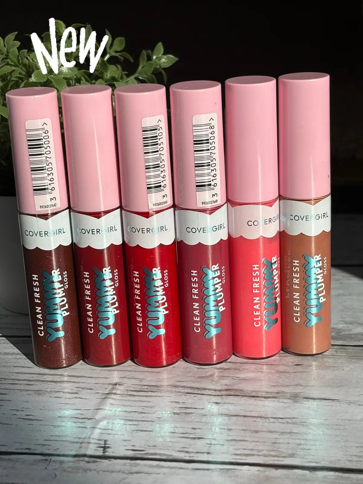 CoverGirl’s Yummy Gloss now comes with a refreshing cooling sensation. So you feel a tingle, without a burn. Glassy shine without a sticky finish. Available in 12 shades. @COVERGIRL  Who wants to see some swatches? #giftedbycovergirl #covergirl #covergirlyummygloss #lipgloss #lipplumper #affordablemakeup #drugstoremakeup 