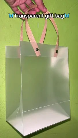 Transparent gift bags!!🌸 #fyp #foryou #fy #fypage #fyppppppppppppppppppppppp #tiktok #trending #trend #viralvideo #viral #viraltiktok #viral_video #promote #yellowbasket #transparent #transparentgiftbag #giftbag #handbags #gifts 
