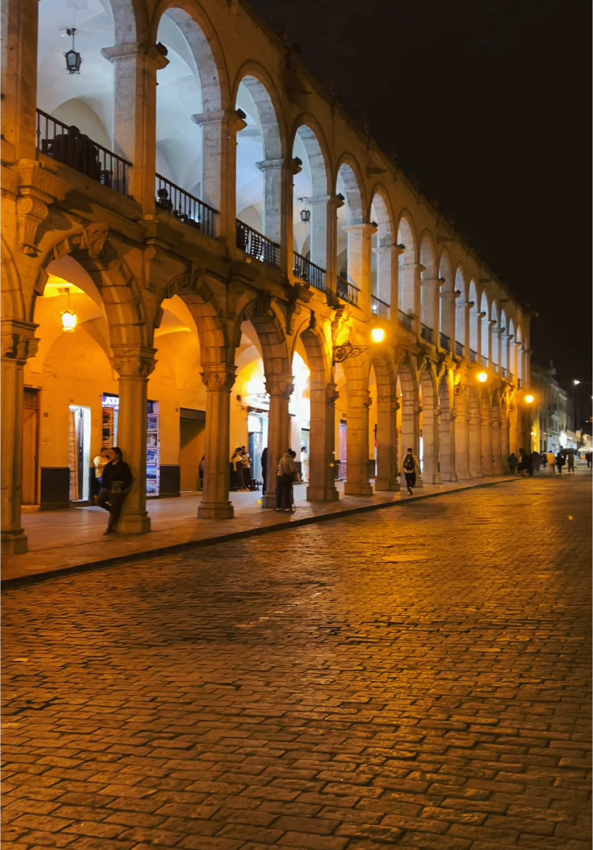 Arequipa de noche #arequipa #cinematic #streetphotography #arequipa_peru🇵🇪 #musica #noche 