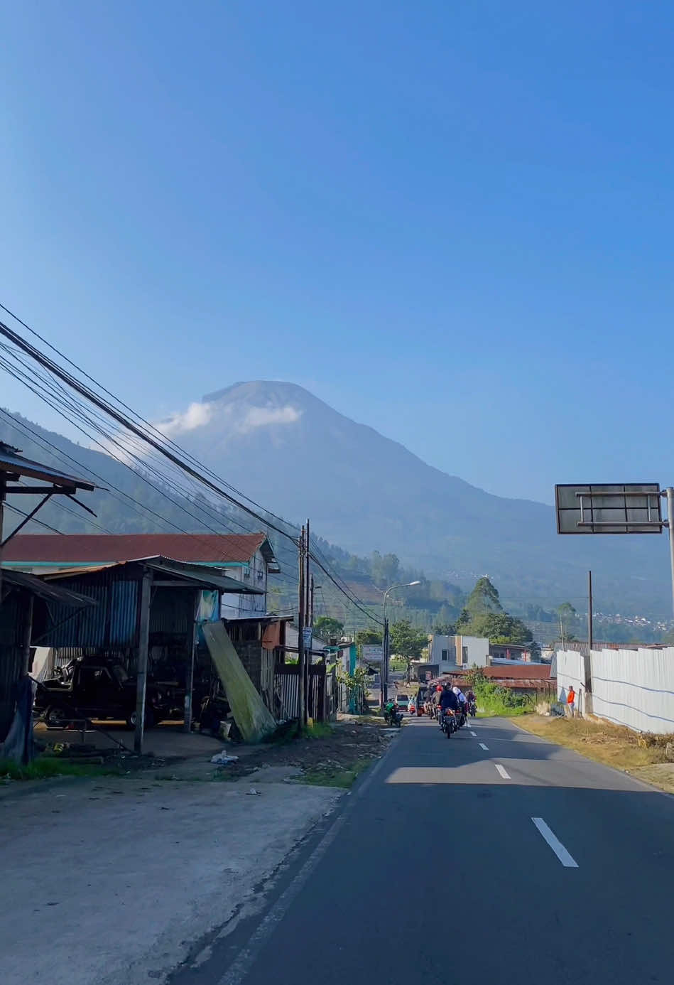 Ubur Ubur ikan lele, View gunung sindoro ini le 🤣 #viewgunungsindoro #kejajar #wonosobo 