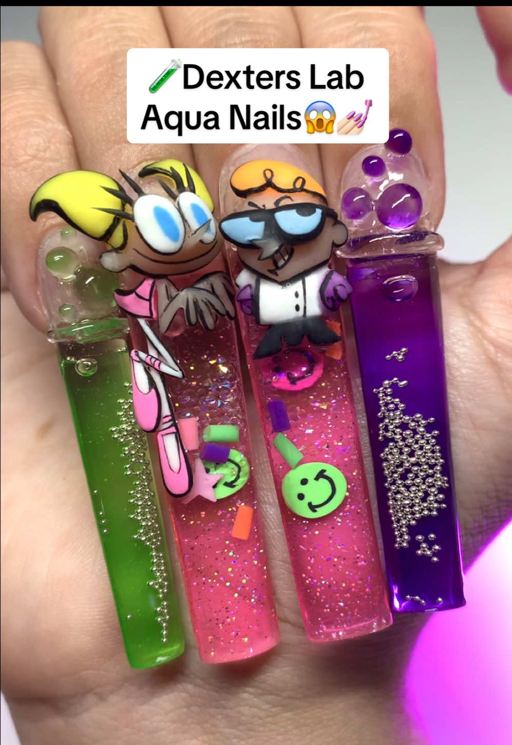 💚💜I just created The CRAZIEST 90’s Dexters Lab Nails..🧪😱Who else loved this show growing up?! I want to get back into 3D sculpting more often this year..😈 the AQUA test tubes? the CIRCUIT BOARD?! The BUTTON? I CANNOT deal.🤯 💜💚💜💚💜 #newset #nails #90snails #cartoonnails #dexterslaboratory #aquanails #translucentnails #aquariumnails #nailtutorials #nailinspo #nailart #nailartist #nailzbydev 