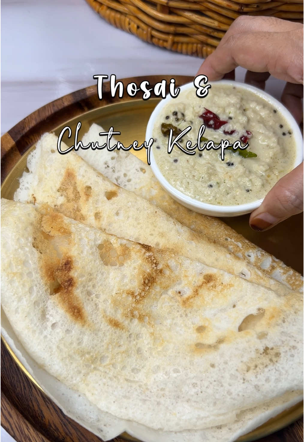 Thosai & Chutney Kelapa✨ . Teringat makan dekat rumah kawan  mak dia  buat chutney kelapa ..tu yang teringin nak buat sendiri jugak.😍.. . Atul guna je  pakai Rajme Tepung Thosai Mix dari @aksfoodmy memang mudah..dan confirm jadi..🫶 Bahan Chutney: 🌸 Kelapa Parut 🌸 Bawang Merah 🌸 Bawang Putih 🌸 Halia 🌸 Chana Dal 🌸 Cili padi 🌸 Daun Kari 🌸 Air Asam Jawa 🌸 Air 🌸 Garam 🌹 Bahan Tumis : Minyak ,Biji sawi,Daun kari,cili kering   🌹Tepung  Thosai  Mix @AKS Spices Malaysia mbah  Air -kacau sebati ✅ Sapu minyak sedikit pada pan dan tuangkan adunan. . Selamat Mencuba 🫶 #thosai #chutneykelapa #aks #akscurry #aksFoodMY #curryboss #aksmalaysia #aksspices  #resepimudah #yatulmasak  #resepicarayatul #masakmakansendiri #sekadarberkongsi