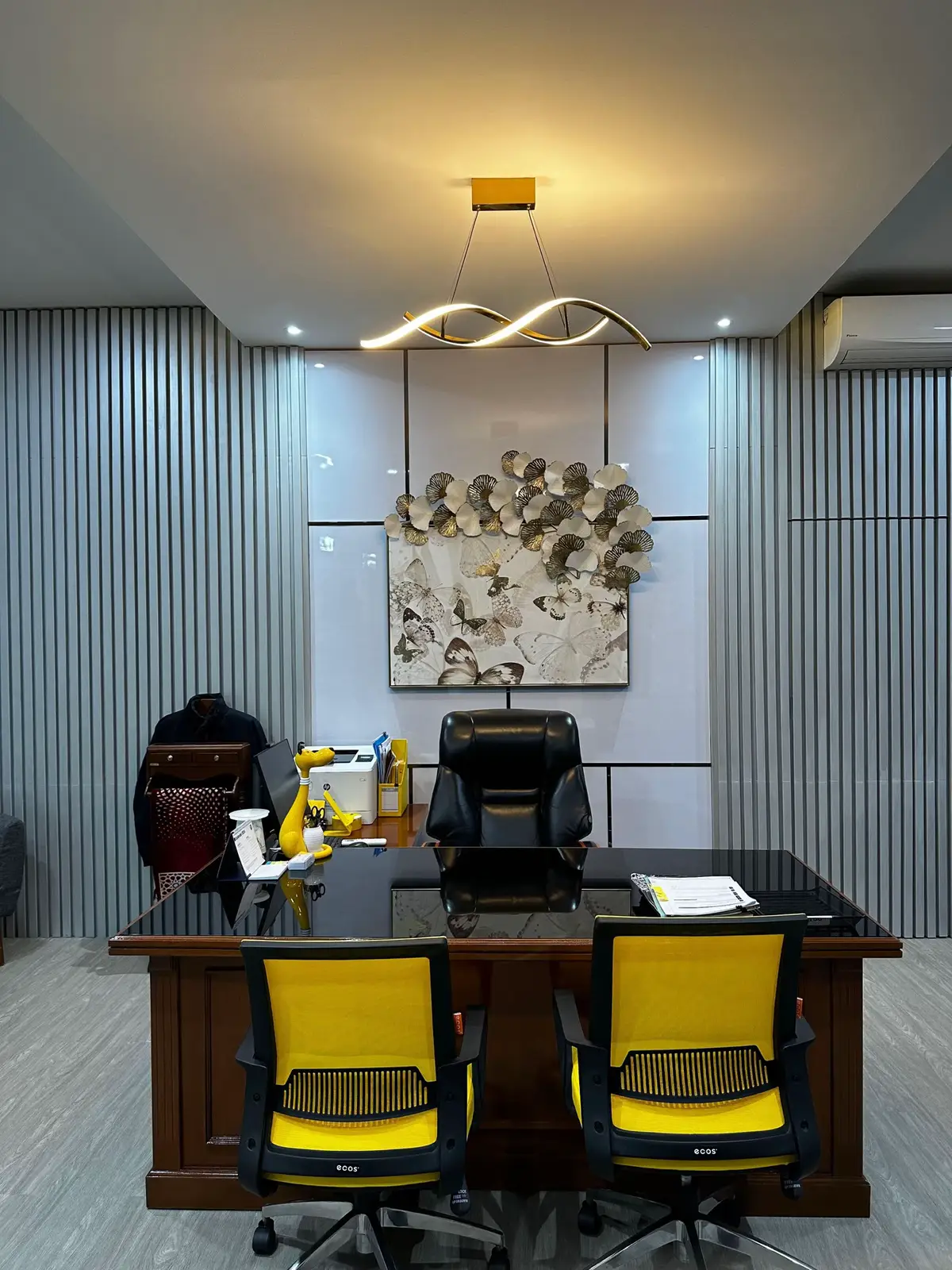 Ruangan yang elegant dan nyaman tentunya menciptakan semangat dalam bekerja, yuk buat ruangan kerjamu menjadi lebih menarik juga!✨ #interiordesign #interiorkantor #dekor #aesthetic #semarang