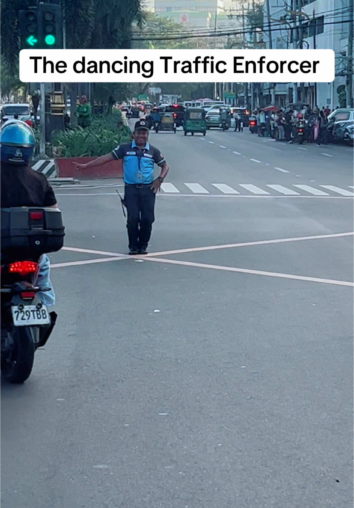 Manila got the Dancing traffic Efforcer. Had no plan editing it so you could get a glimpse of my joy , during my Manila visit. #manila #dancingtrafficenforcer #lovemyjob #kuyapeterjames #cruise 