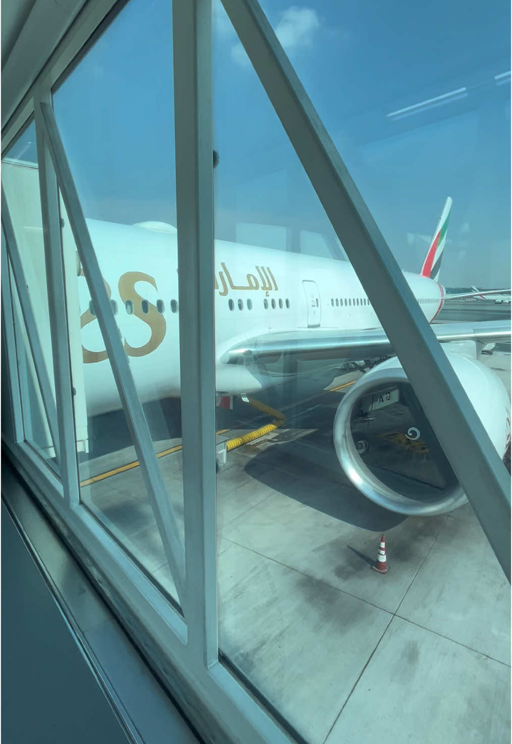 Throwback otw dubai #emirates #airplane #dubai #pesawat #boeing777 #emiratesairlines #dxb #boarding #airportvib 