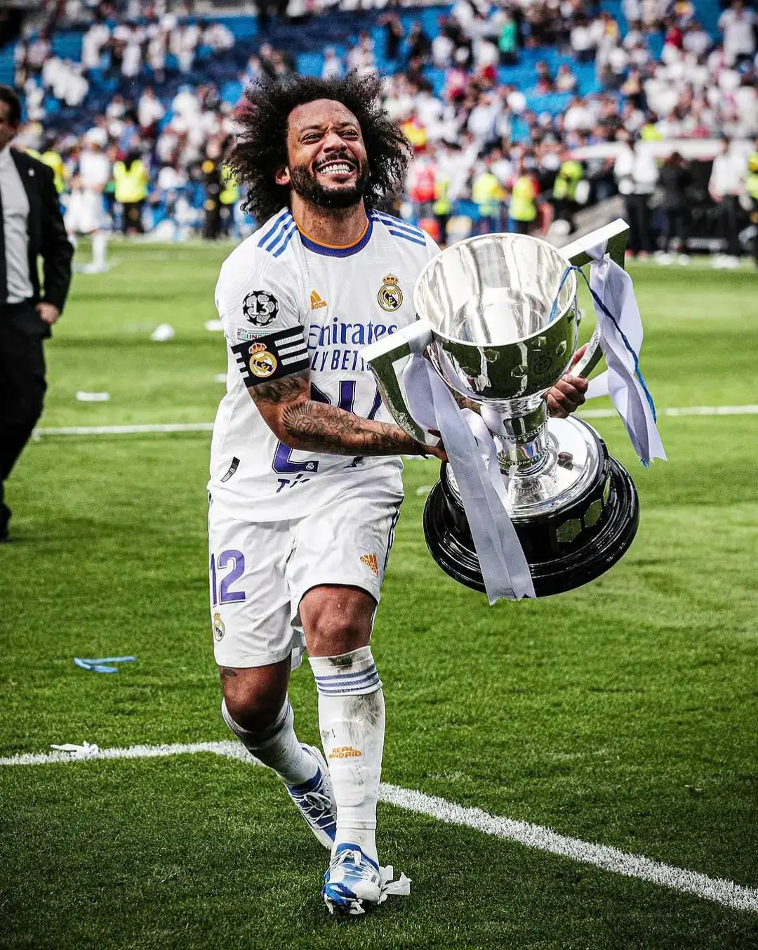 🚨𝐎𝐅𝐅𝐈𝐂𝐈𝐀𝐋: The legendary Marcelo has announced his retirement from football ✨🏁 🏆 5x Champions League 🏆 6x La Liga 🏆 4x FIFA Club World Cup 🏆 3x UEFA Super Cup 🏆 2x Copa Del Rey 🏆 5x Spanish Supercup 🏆 1x Copa Libertadores 🏆 1x Confederations Cup Happy retirement, @marcelotwelve  𝑻𝒓𝒖𝒍𝒚 𝒐𝒏𝒆 𝒐𝒇 𝒕𝒉𝒆 𝒈𝒓𝒆𝒂𝒕𝒔. #realmadrid #legend #marcelo  #football #retirement #good #bye #football 