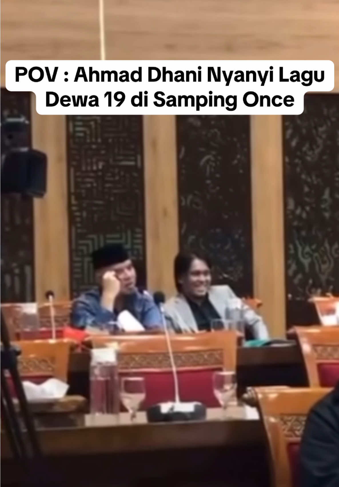 Pemandangan menyejukkan yang ditunggu-tunggu oleh baladewa  Terimakasih Pakde @AhmadDhani dan bang @Once Mekel kalian sangat dewasa karena mendahulukan perdamaian dibanding ego pribadi. Semoga terus membaik dan segera konser bareng  Credit video by ryandevananda #ahamddhani #oncemekel #dewa19 #baladewa #mellygoeslaw #komisix #dprri #hadapidengansenyuman #dewa19featonce 