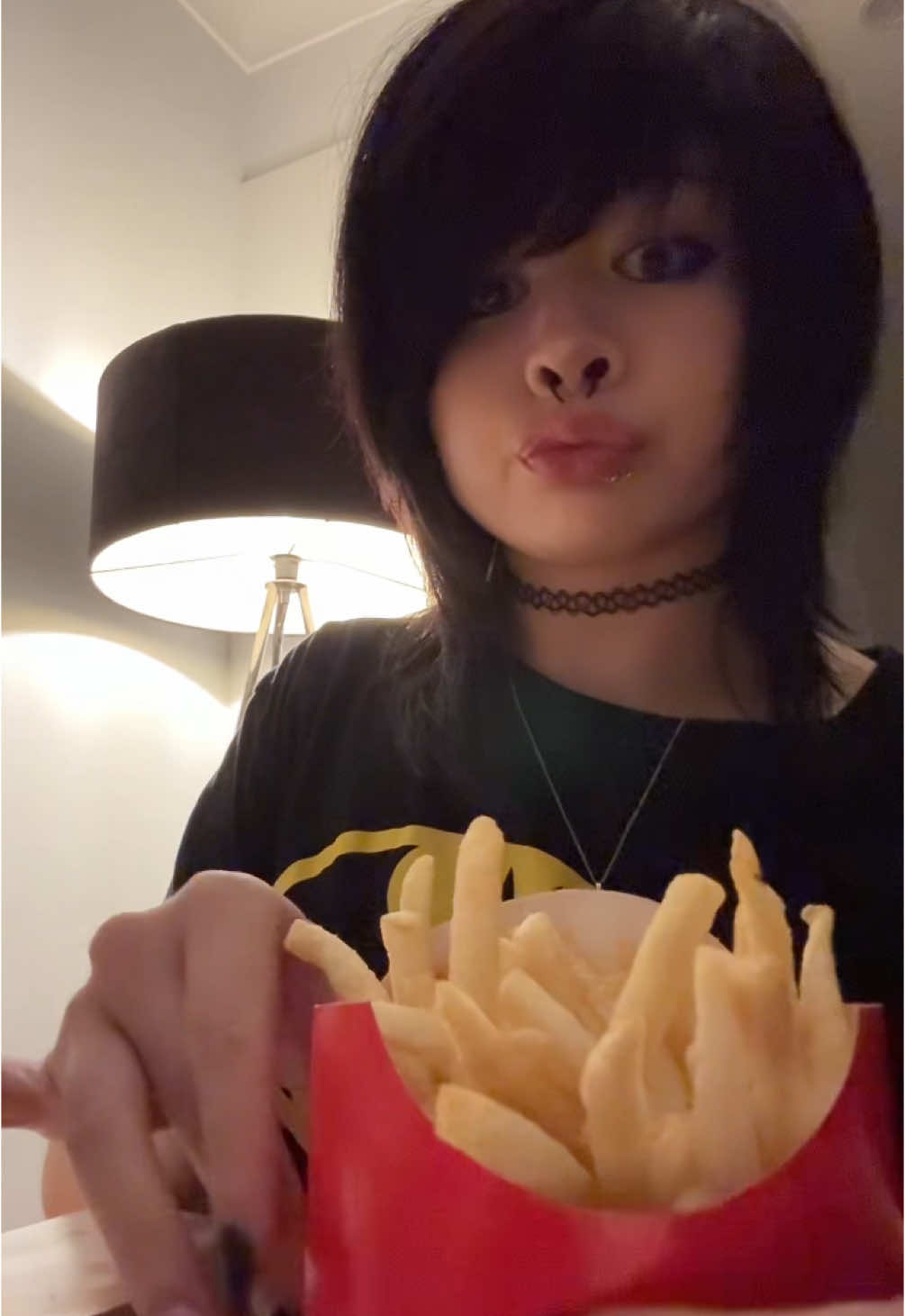 Idk why i startd twitchin #mukbang #mickeyds 