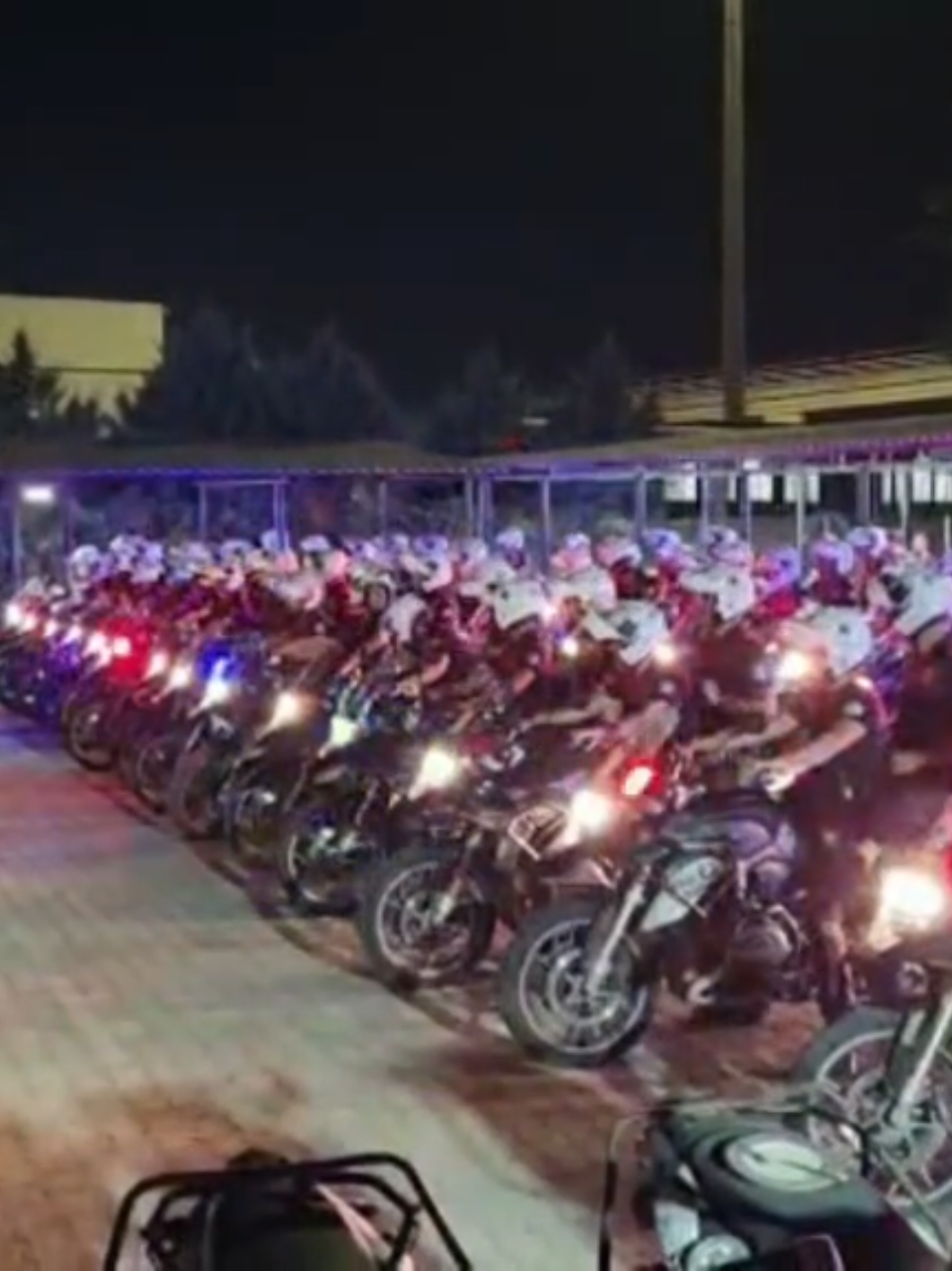 Karanlığı aydınlatanlara selam olsun...🇹🇷🐬  #yunuslar #polis #motosikletlipolis #bmwgs #gs1200 #egm #112acil #bmw #honda #yunuspolisi #emniyet #türkiye #gs1250 #pmyo #pomem #motosiklet #istanbul #ankara  #izmir #fyp #fypage #kesfet #kesfetteyiz #kesfetteyim 