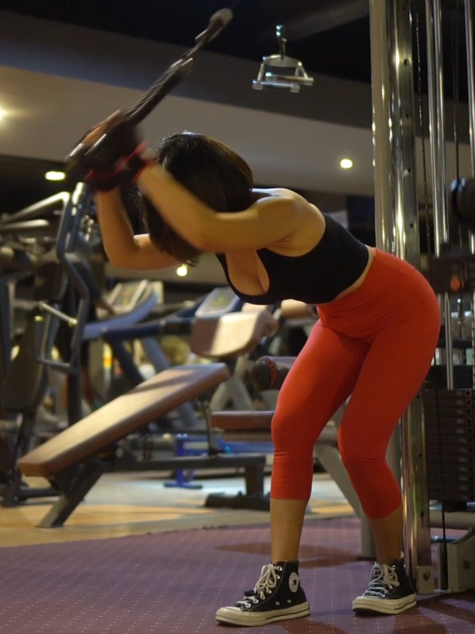 Sarcopenia  adalah  hilangnya otot yang terjadi seiring bertambahnya usia ditandai dengan penurunan kemampuan fisik.  Sarcopenia sudah dimulai sejak umur 30 tahun.  Otot menyusut - tulang lemah - gerak melemah - metabolisme menurun - munculah penyakit.  Otot adalah satu² nya yang mengatur metabolisme dan pergerakan seluruh tubuh.  So, wajib latihan penguatan otot sejak dini.  #otot  #fullbodyworkout  #gymmotivation 