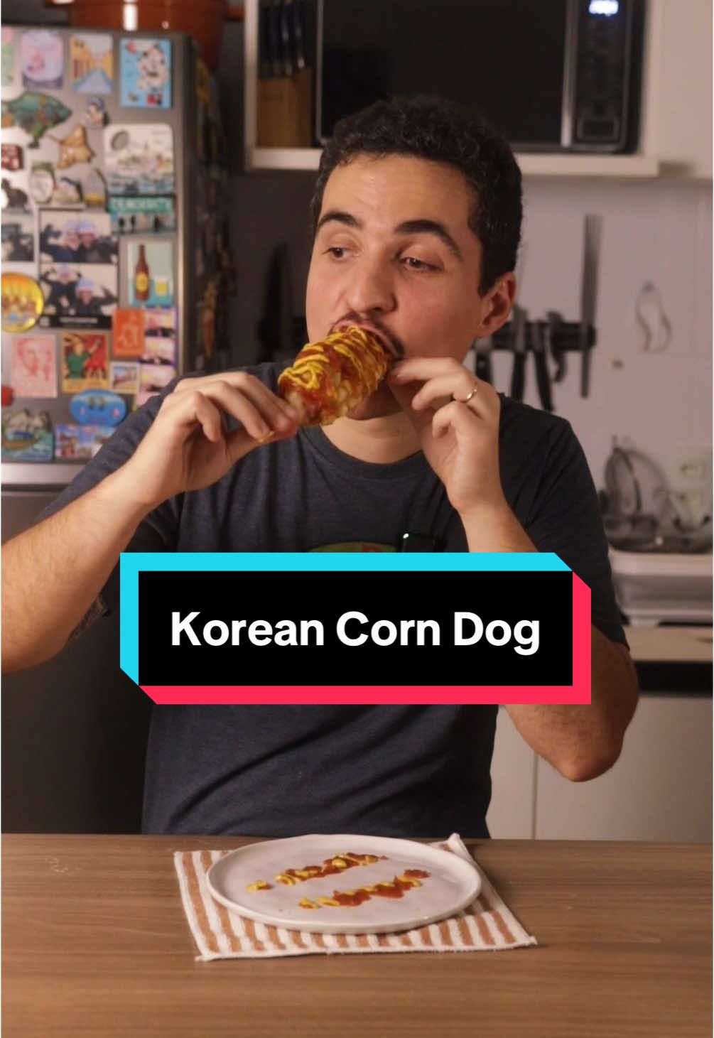 Korean Corn Dog  🌭🇰🇷 Comidas que comi viajando ep 4: korean hot dog em Seul! ingredientes: 1 xicara de água morna 1 colher de sopa de açúcar 2 colheres de chá de fermento biológico seco 1 +3/4 xicara de farinha de trigo 1 pitada de sal Batata asterix + maizena  1 salsicha + 1 fatia de queijo  Panko para empanar Óleo para fritar Servir com ketchup e mostarda #receitas #comidacoreana #cachorroquente 