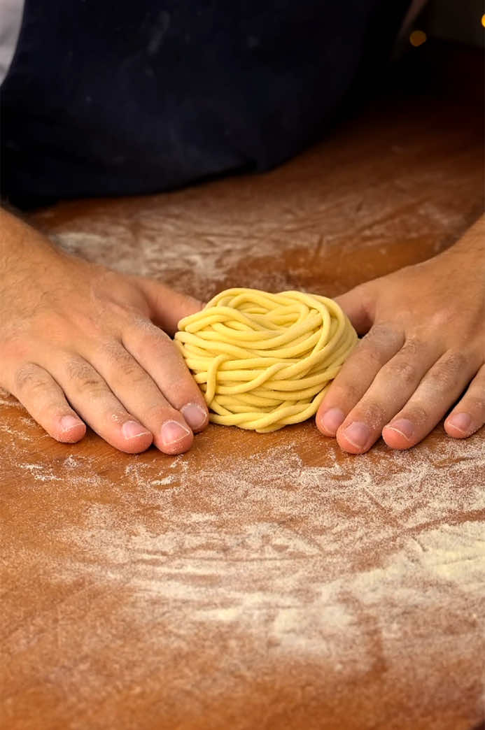 ⬇️ How to make Pici, the rustic hand rolled pasta from Tuscany. 📕 For the dough: • 300g (2 cups) semolina flour  • 140g (4.9 oz) water • 15g (1tbsp) olive oil  • 1 tsp salt Instructions: 1. Prepare the dough and let it rest wrapped in plastic wrap for 30 minutes. 2. Roll the dough into a 7 mm thick sheet and cut into strips.  3. Using your hands, roll each strip into long strands. 4. Cook in boiling salted water until tender, then toss in your favorite sauce. 🔔 Pro tip: Pici pairs beautifully with Aglione Sauce (garlic and tomato) or Cacio e Pepe.