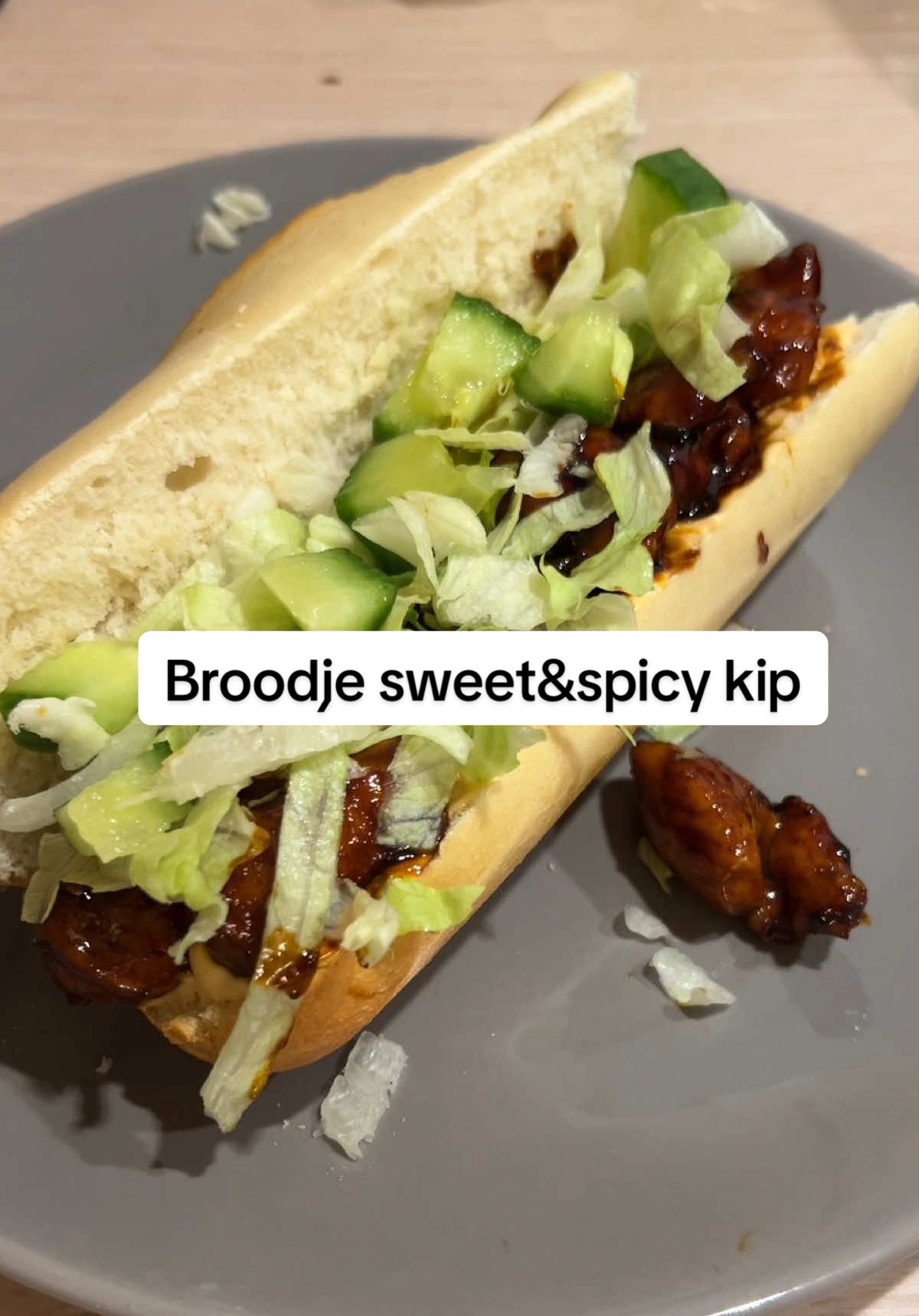 Broodje sweet&spicy chicken 🤤 #broodje #broodjekip #lunch #lunchtime #lunchidee #kip #chicken #zoet #pittig #CapCut 