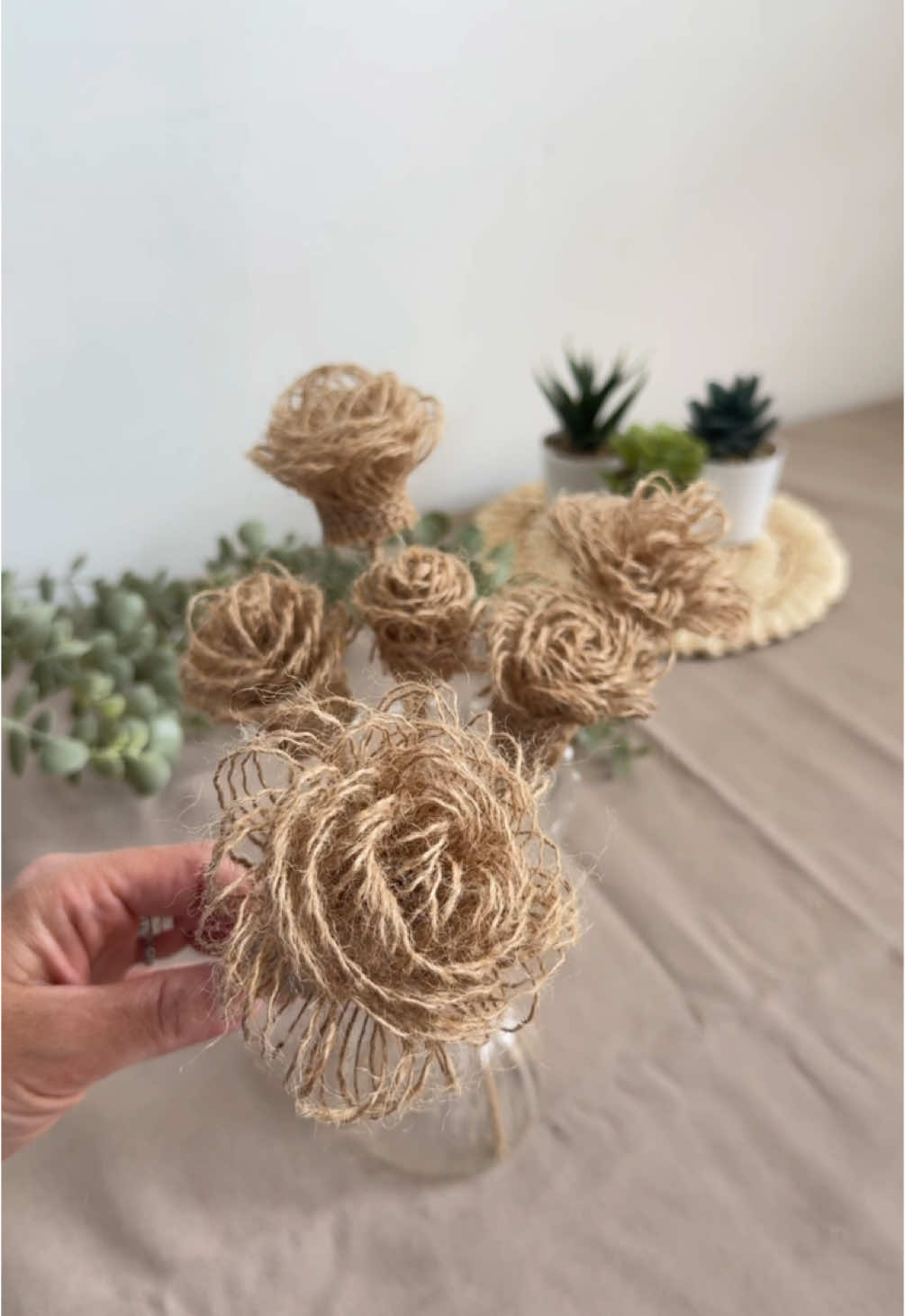 Diy burlap flowers ✨ Save for later and follow for more diy ideas 💡 #flowers #flower #flowerstagram #burlap #burlapdecor #handmade #DIY #decoração #decoracao 