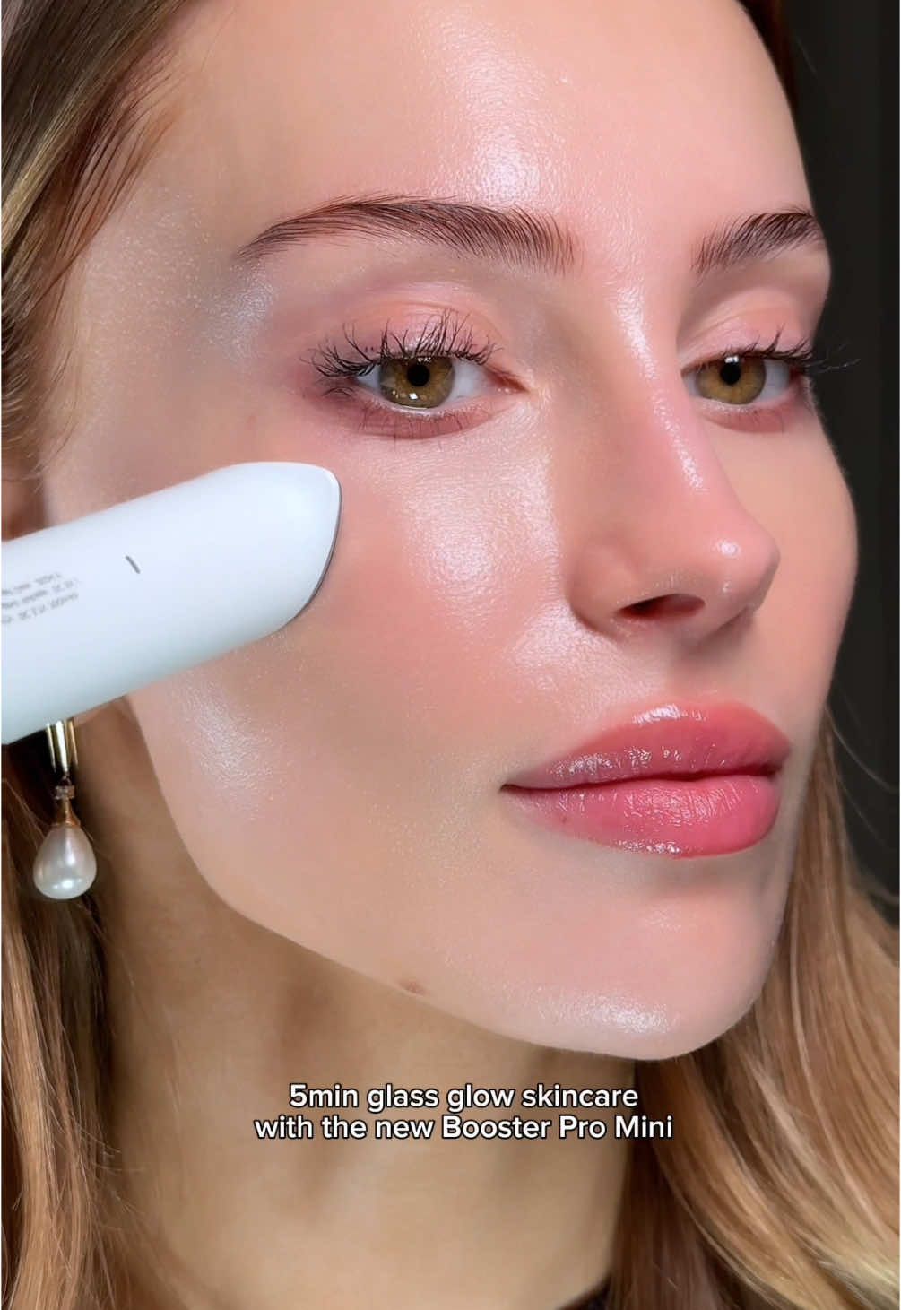 5 min glass glow skincare with the new Mini Booster Pro! 🤍 @Medicube Global ad Mini Booster Pro PDRN Pink Peptide Serum Collagen Jelly Cream #medicube #miniboosterpro #affordabledevice #pocketfriendlydevice #glowbooster #glassglowskin #medicubepartner #skincare #collagenjellycream #pdrnpinkpeptideserum #salmondna #salmonpdrn #glassskin #kbeauty #koreanskincare