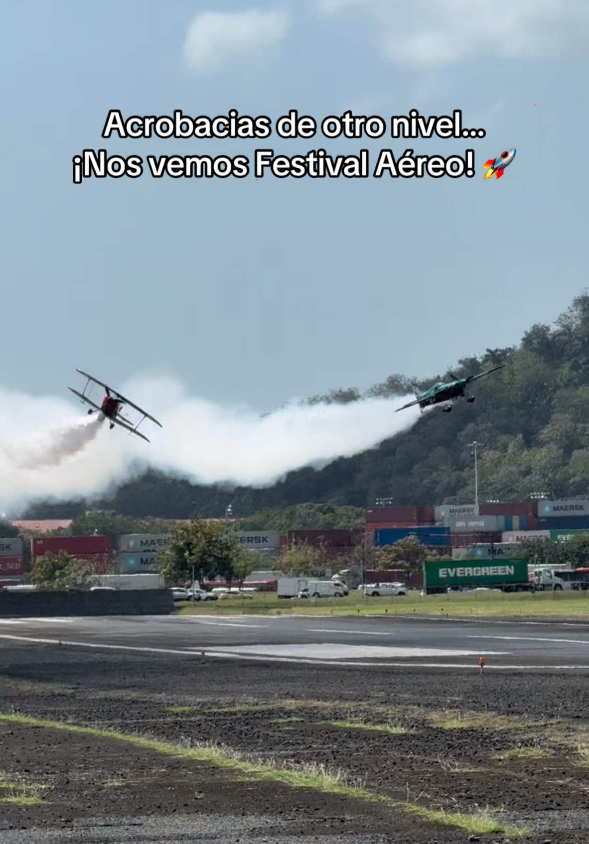 Los pilotos internacionales Melissa Dawn Burns y Skip Stewart encendieron la emoción con acrobacias espectaculares sobre la ciudad de Panamá. 😱🔥 #festivalaereo #panama #fyp #pty 