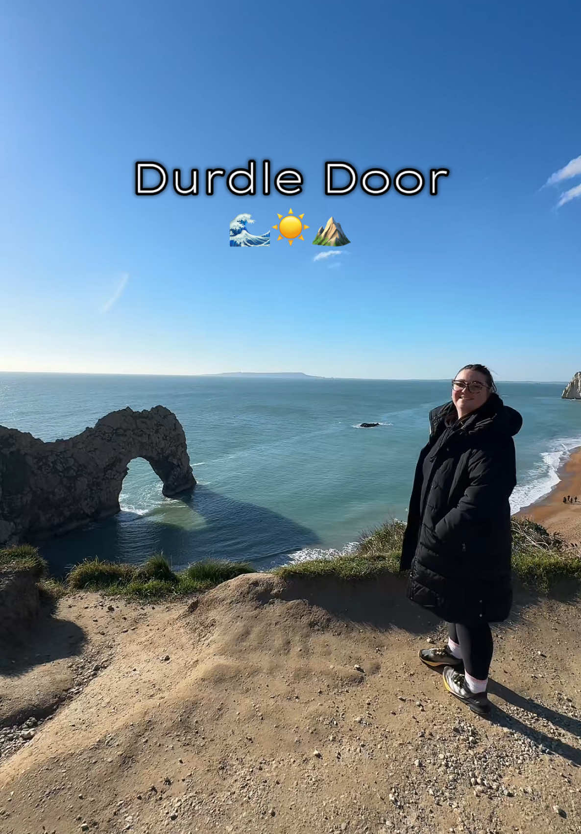 thee most beautiful spot 🥰 but the hike back up the hill almost killed me! #kyliekooks #uk #england #southafricanslivingabroad #livingabroad #southafricatiktok #saffasabroad #dorset #durdledoor #durdledoorbeach #lulworthcove #lulworth #ukhike #hike #ocean #fishnchips #beer #travel #explorewithme #ukwinter 