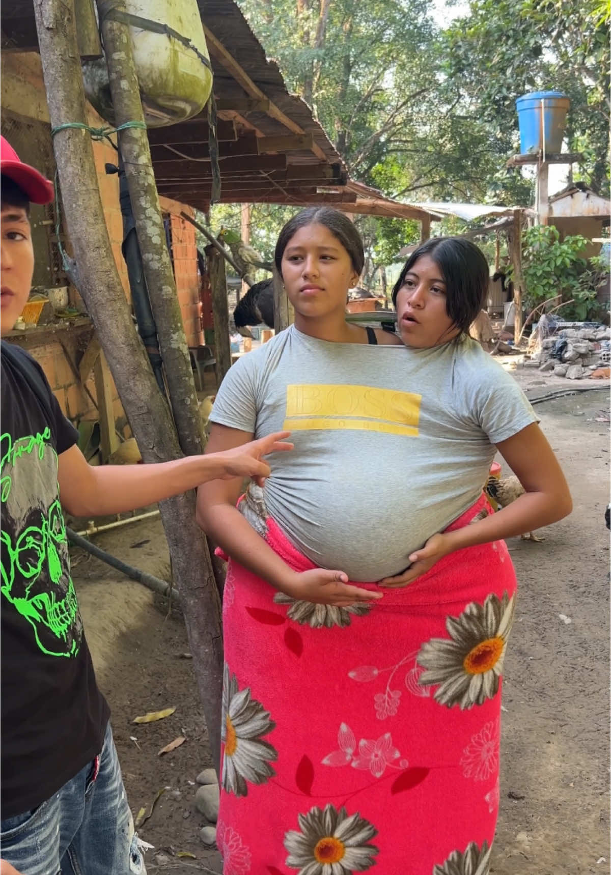 2 mujeres en un sol0 cuerp0