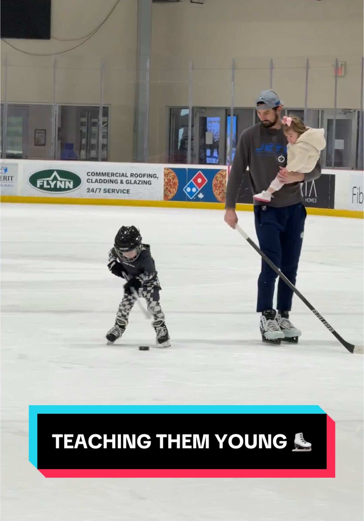 they have a pretty good teacher 🤭 (🎥: X/@Winnipeg Jets) #WinnipegJets #ConnorHellebuyck #NHL #hockey #goalie #KidsOfTikTok 