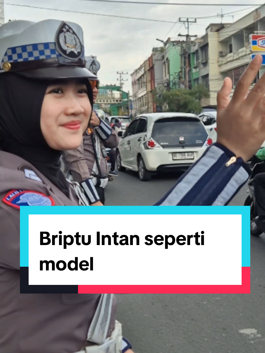 Polwan Cantik seperti model dari Satlantas Polresta Bandar Lampung Briptu Intan saat gatur#polresta #lampung #polisi #bandarlampung #fyp #polwan 