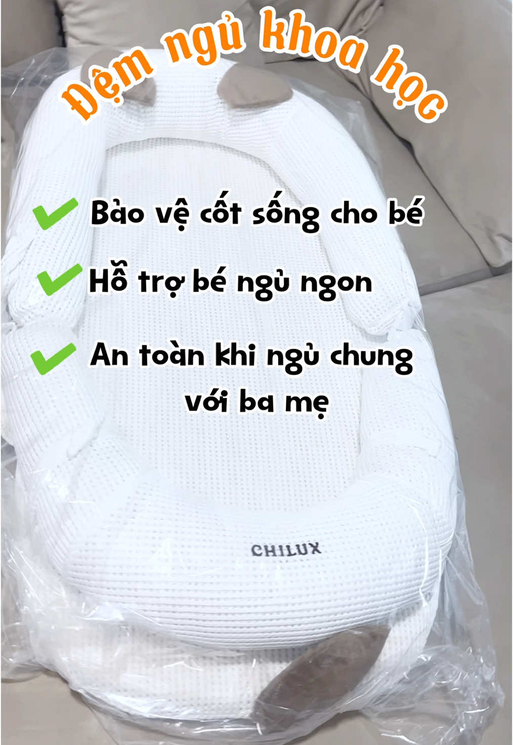 Sau 2 tuần sử dụng thấy ok nên giới thiệu đến các mẹ đang lăn tăn sắm sửa gì cho bé. Đệm ngủ mèo trắng rất là xinh luôn nha các mẹ, ngủ giấc dài nên mua để ổn định cột sống non nớt của bé, đây không phải gối chống trào ngược nha, dù hãng có nói nệm nghiêng 5 nên có hỗ trợ chống trào ngược nhưng mình thấy không đáng kể lắm #review #mevabe #milyfamily #nhacuayumi #bimsua #dochobe 