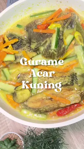 Minggu ini aku lagi mogok masak dan makan ayam! Asli lagi bosen banget 😭 Untung masih ada ikan gurame di freezer, aku masak acar kuning aja deh yang gampang GURAME ACAR KUNING Bahan : 1 ekor gurame 7 siung bawang merah 4 siung bawang putih 2 buah kemiri 1 ruas jahe 1 sdt kunyit 1 sdm cuka 2 lembar daun salam 1 batang sereh 1 ruas lengkuas Wortel Timun Cabe rawit Kaldu jamur Garam Minyak goreng Air #menurumahan #masakannusantara #masakanrumahan #masakansimple #gurameacarkuning 