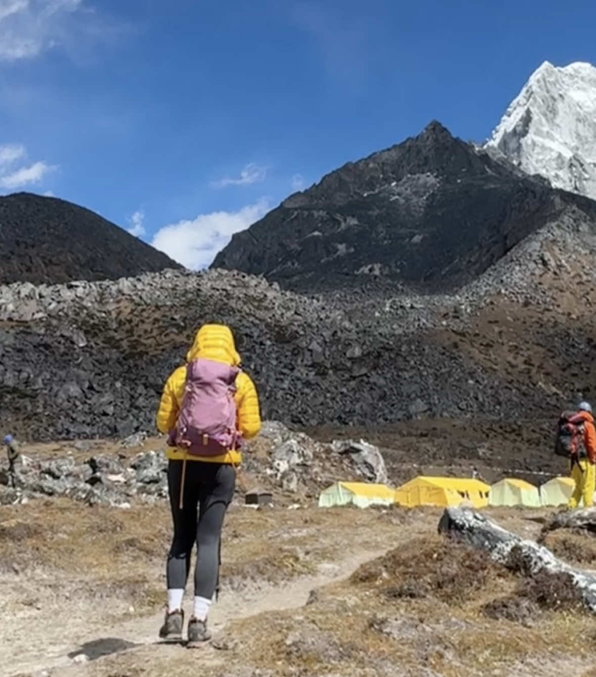 Hobi naik gunung katanya overrated, tapi siapa yang mau debat kalau hobi ini juga mahal? 😆🏔️ Jangan lupa untuk buat budgeting yang matang, dari persiapan fisik sebelum pendakian, izin pendakian, perlengkapan, hingga biaya tidak terduga. Biar perjalananmu lancar dan dompet tetap aman! 💰 #mountaineering #nepal #pendakiindonesia 