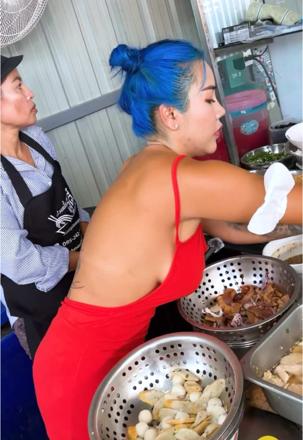 The Most Popular Noodles Lady in Bangsaen | ก๋วยเตี๋ยวดู๋ดี๋เจ๊อุ๊สาขาบางแสน #foodvendor #streetfood #thaigirl #thailadies #thaiwomen #thaistreetvendor #แม่ค้าในประเทศไทย #ก๋วยเตี๋ยวดู๋ดี๋เจ๊อุ๊บางแสน @ก๋วยเตี๋ยวดู๋ดี๋เจ๊อุ๊บางแสน 