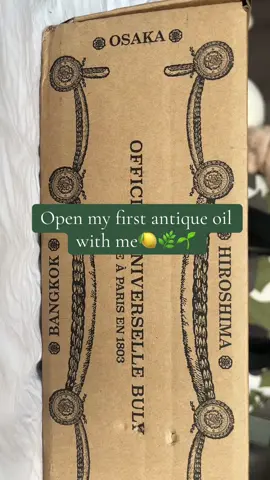 I’m so obsessed with that smell omg!! So worth guys go grab yours!!!🌱🌿🍋  #foru #foruyou #fyp #foryoupagе #perfume #parfum #huile 