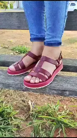 Sandália Feminina Papete Rasteira Injetada Confortável Descrição do produto PRODUTO NOVO! LANÇAMENTO!!!! 💞 FAVOR CONFERIR A TABELA DE MEDIDAS ANTES DE EFETUAR A COMPRA.....FORMA PEQUENA...Peça um número a mais do que costuma usar.  Sandália papete em plástico injetado.  Novo modelo de papete trendy super charmosa. Produtos Originail de alta qualidade com o melhor custo beneficio. Foto Real do Produto, elaborado com materiais selecionados para maior conforto e durabilidade. O modelo tem salto rasteiro, palmilha com formato anatômico. Possui solado flatform, base emborrachada. Soleta detalhe Marrom e bico redondo. Traz tira larga sobre os dedos. Possui tiras larga em torno do calcanhar e laterais, conectadas por peças triangulares, e fecho em tira com fivela no tornozelo. Apresenta bico redondo e exibe parte do pé.  *Modelo: Sandália de pvc injetado *Cabedal: injetado microexpandido/pvc  TABELA DE MEDIDAS...MEDIDO NA RÉGUA ESCOLAR 33/34- 22,0 CM 35/36- 23,0 CM 37/38- 25,0 CM 39/40- 26,0 CM  • Ficha Técnica: • Conteúdo da embalagem: 1 par de sandálias • Composição: pvc • Indicado para: Dia a Dia,trabalho,lazer • Categoria: sandália plana •Solado: microexpandido • Garantia do Fabricante: Contra Defeito de Fabricação • Origem: Nacional  *ALTURA DA SOLA + PALMILHA (TRASEIRO): 2,7 CM *ALTURA DA SOLA + PALMILHA (FRENTE): 1,5 CM *LARGURA DO CALÇADO:10 CM LEVE E MACIO  * ENVIAMOS PARA TODO BRASIL